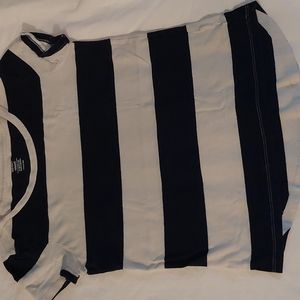 A striped T-shirt with the colors Navy and white